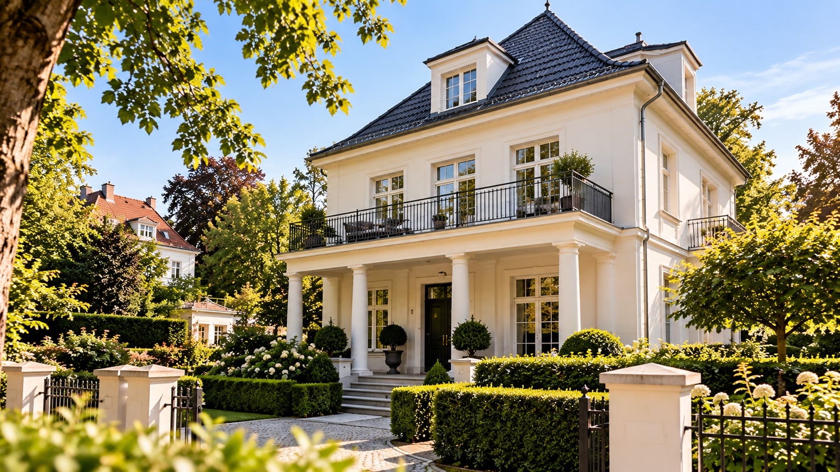 Classic villa with columned portico, an example of selling a house in Teltow
