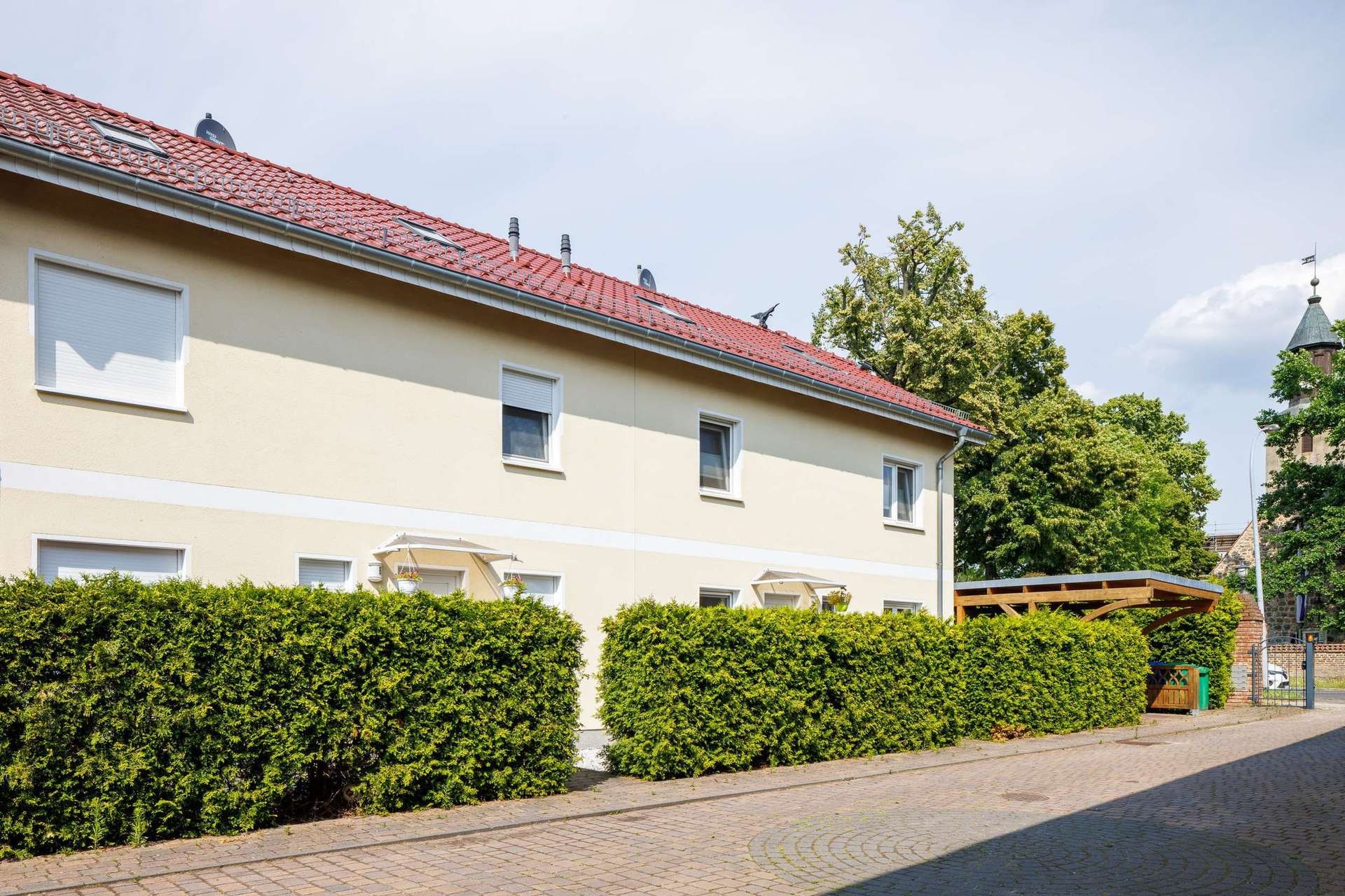 Hofzufahrt an der Dorfkirche