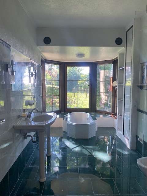 Badewanne mit Gartenblick
